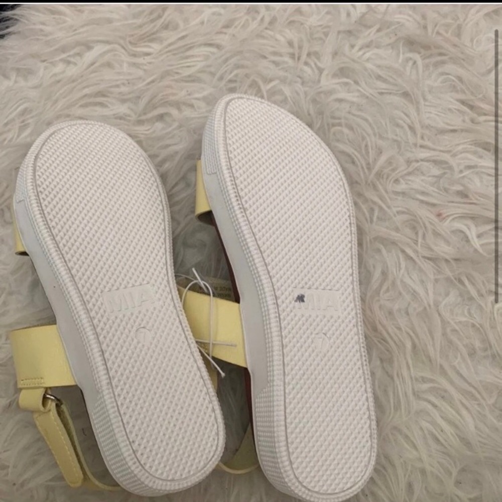 Mia Sandals - Picture 2 of 3